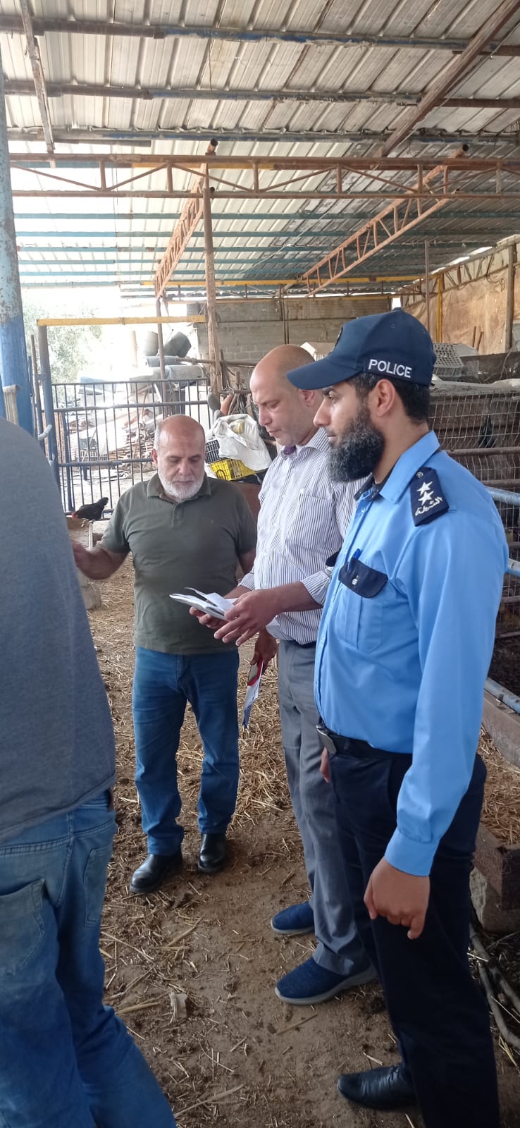 بلدية دير البلح بالتعاون مع وزارة الزراعة تجري زيارة لمسالخ المدينة وتطلعهم على الإرشادات الواجب اتب