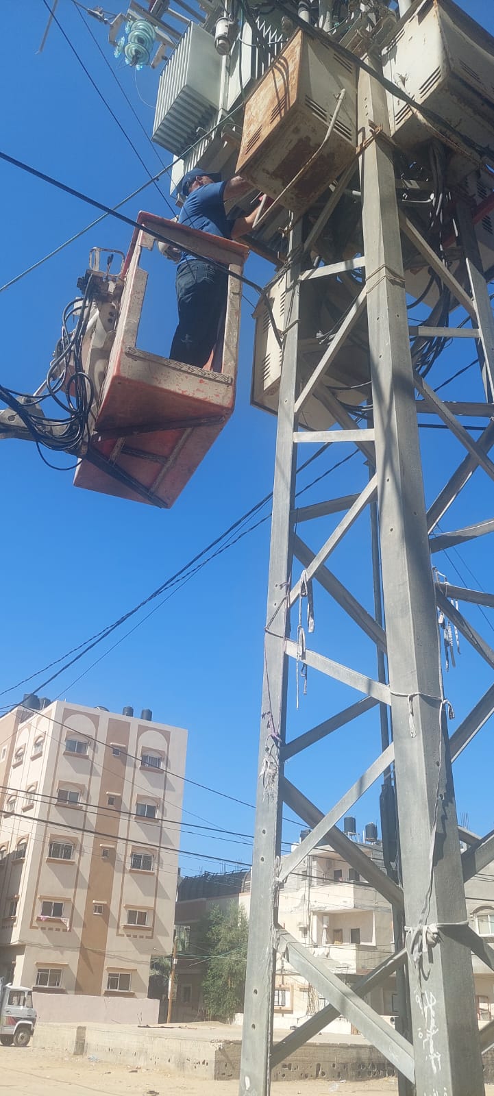 قسم الصيانة ببلدية دير البلح يواصل أعمال صيانة شبكة الإنارة في مناطق متفرقة بالمدينة 