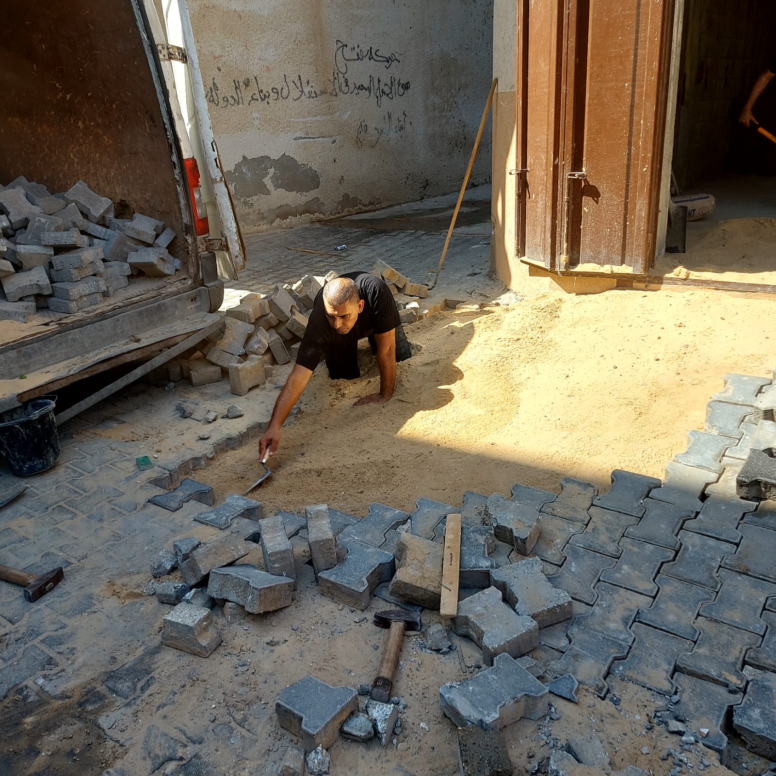 صيانة طرق// جانب من أعمال الصيانة في منطقتي المعسكر وحي بشارة ضمن أعمال الصيانة المستمرة في مناطق ال