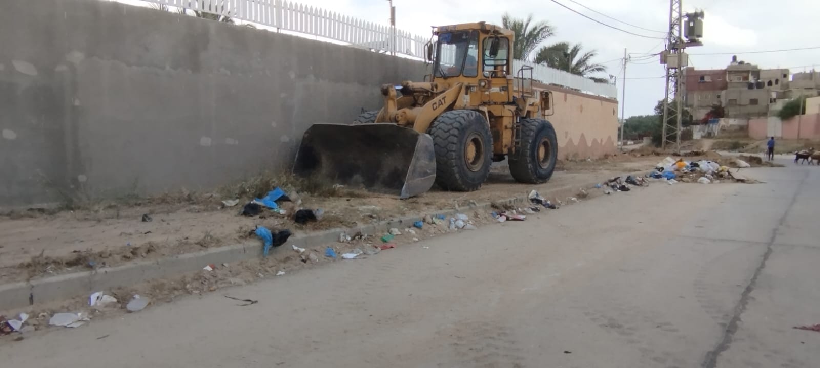  جهود مستمرة من قبل صناع الجمال ببلدية دير البلح للحفاظ على نظافة المدينة
