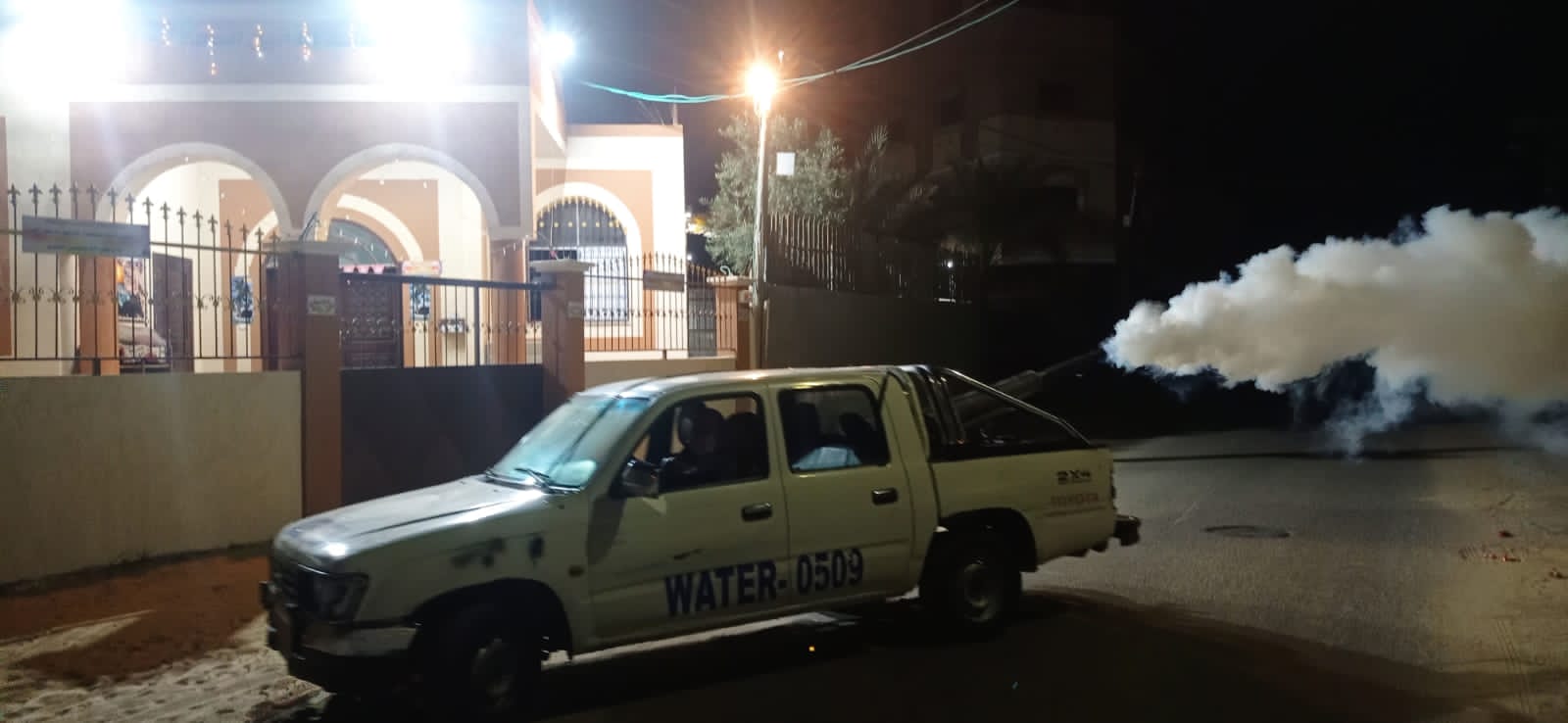 تواصل طواقم بلدية دير البلح مكافحة حشرة البعوض على مدار الوقت 