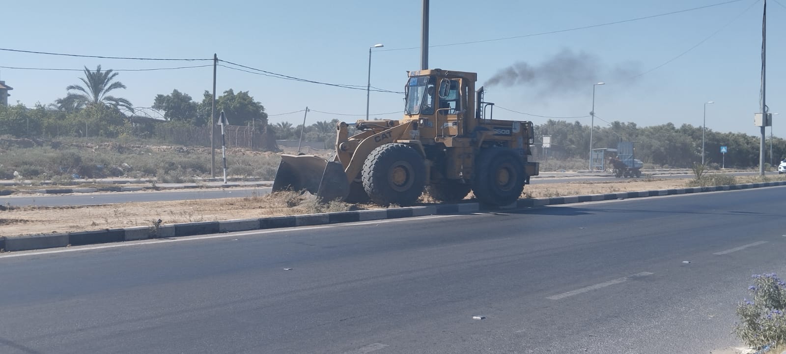 جانب من أعمال تنظيف الجزيرة بشارع شارع صلاح الدين في إطار المحافظة على مستوى النظافة والمظهر الحضاري