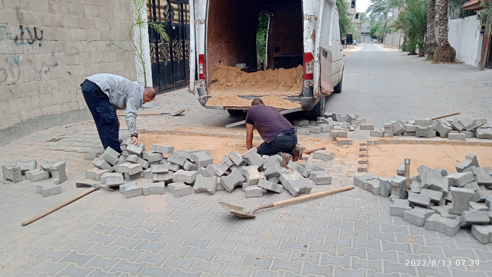 تواصل بلدية دير البلح صيانة الشوارع والأرصفة بمناطق المدينة