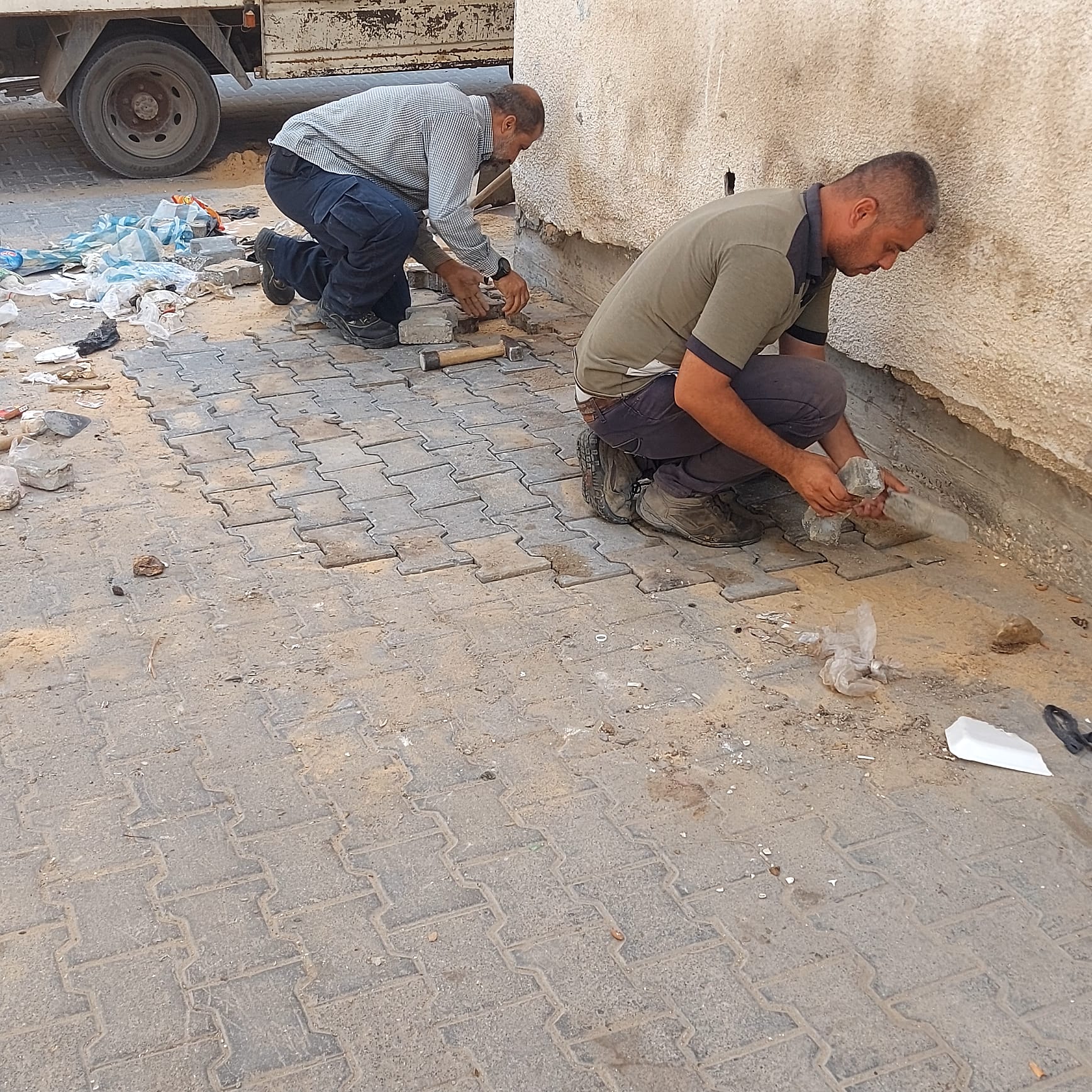 ضمن الاستجابة لطلبات المواطنين.. فريق الصيانة ببلدية دير البلح يقوم بمعالجة الهبوط في البلاط بجوار ا