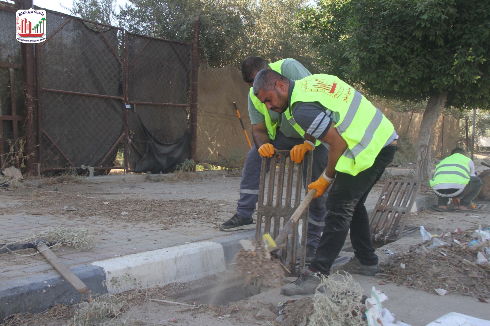 البدء تنظيف مصارف مياه الأمطار بدير البلح ضمن الاستعدادات لاستقبال فصل الشتاء