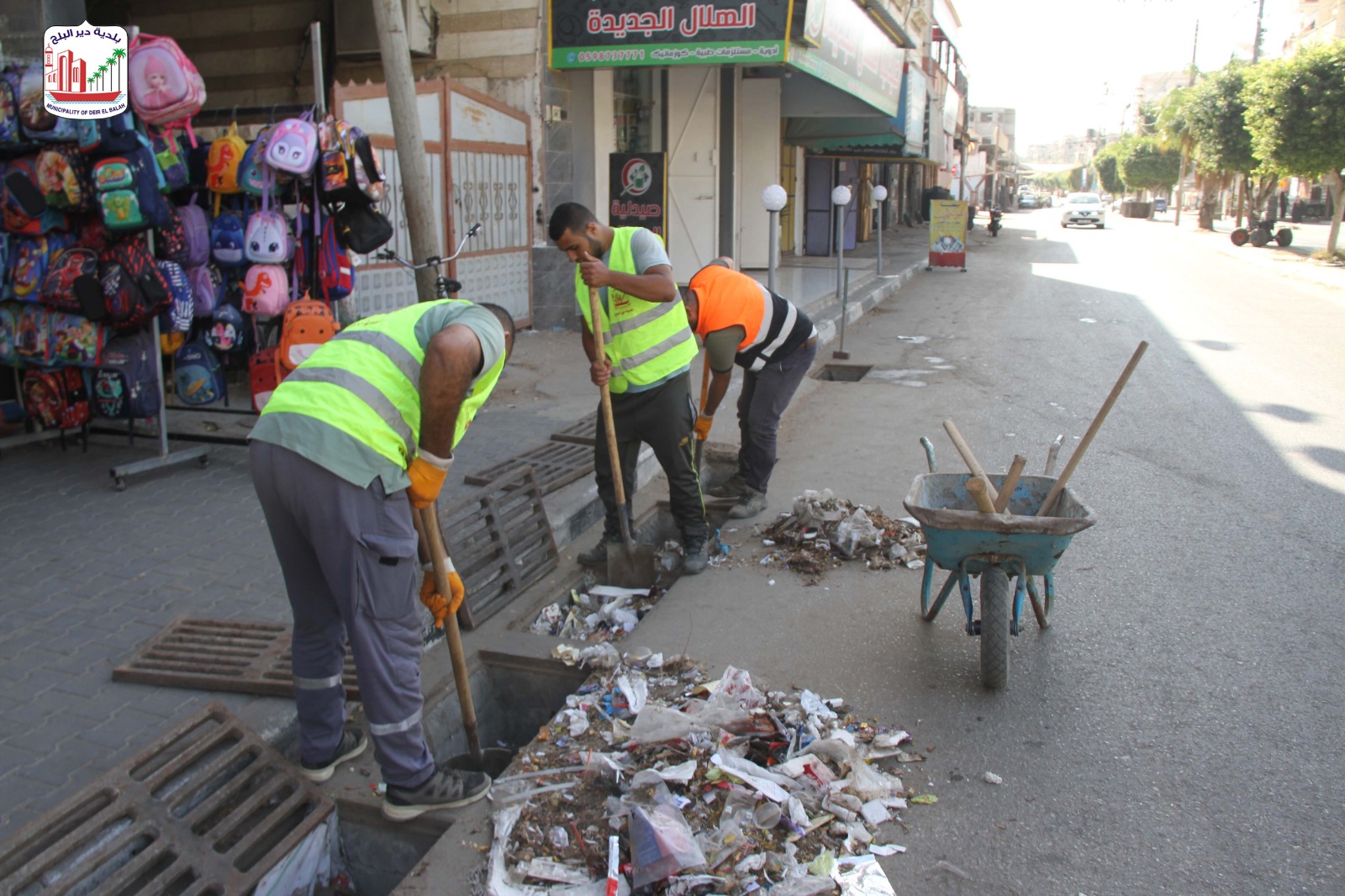 ضمن الاستعدادات المستمرة لاستقبال فصل الصيف فرق الطوارئ ببلدية دير البلح تواصل أعمالها بتنظيف مصارف 