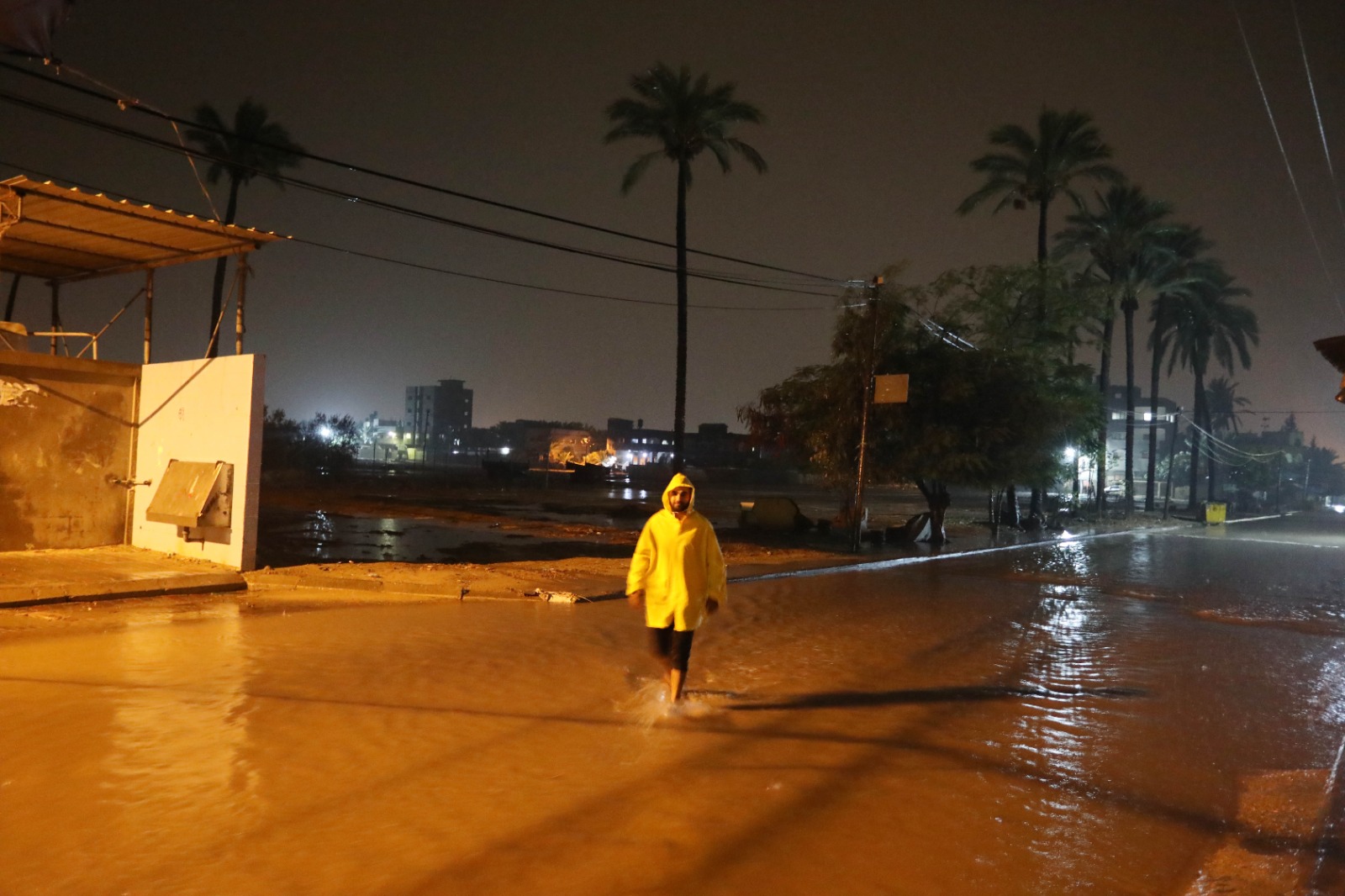 رئيس بلدية دير البلح يجري جولة تفقدية لمتابعة فرق الطوارئ بالتزامن مع هطول الأمطار