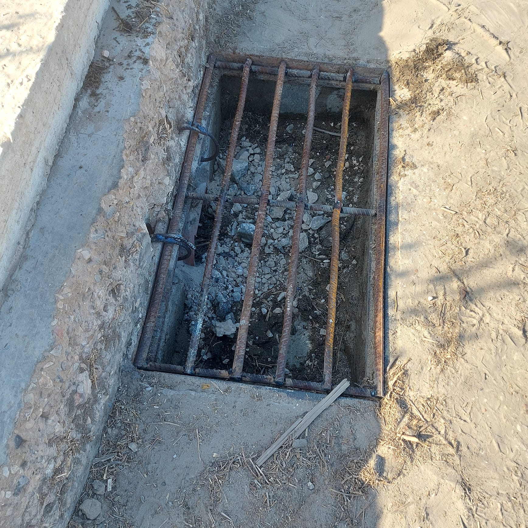 بلدية دير البلح تواصل تنظيف مصارف مياه الامطار وتتعامل مع المسروق منها للحفاظ على المصلحة العامة