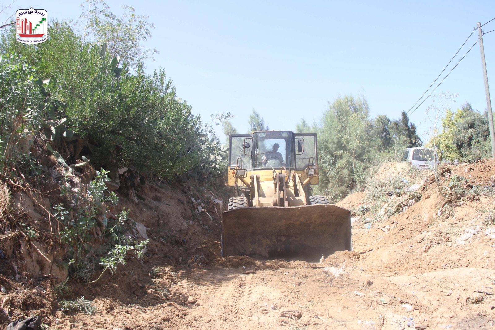 طواقم بلدية دير البلح بالتعاون مع وزارة الأشغال ولجنة الطوارئ المركزية تستكمل أعمال تنظيف وتأمين مجر