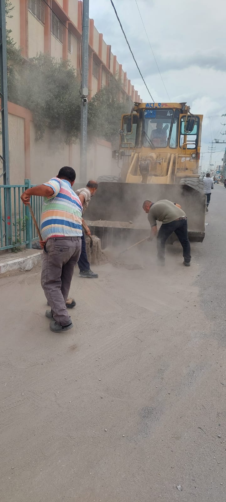 الانتهاء من تنظيف وإزالة الأتربة على جانبي الطريق بشارع صلاح الدين