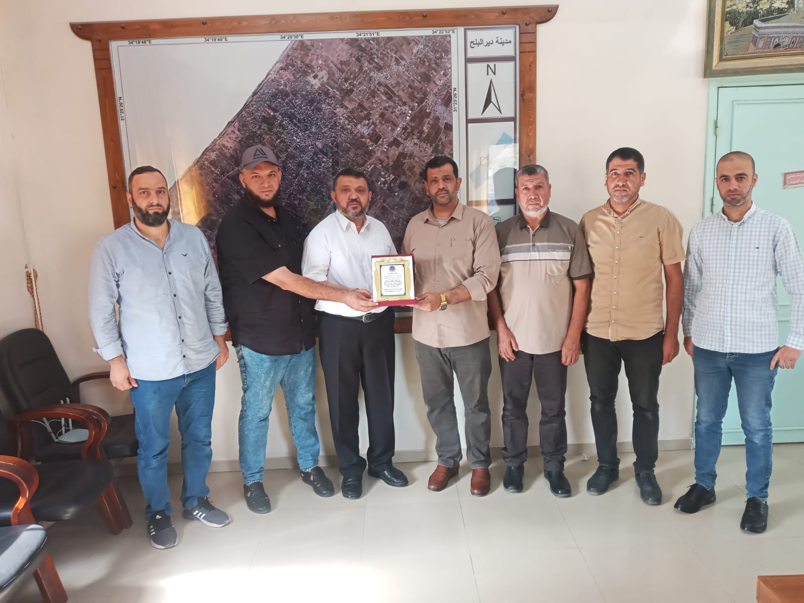 رئيس بلدية دير البلح دياب الجرو خلال استقباله لوفد من قيادة مباحث شرطة محافظة الوسطى ممثلاً بمديرها 