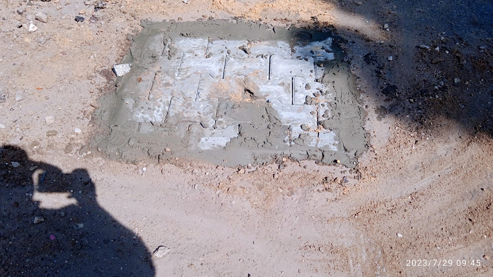 جهود مستمرة من قبل قسم الصيانة ببلدية دير البلح لمعالجة الحفر والهبوطات والأجزاء المهترئة بالشوارع 