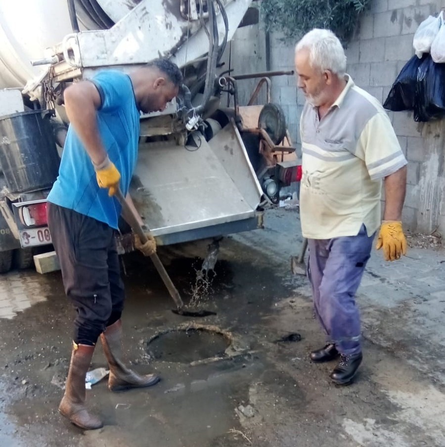 استجابة لطلبات المواطنين... تواصل تسليك مناهل الصرف الصحي بدير البلح