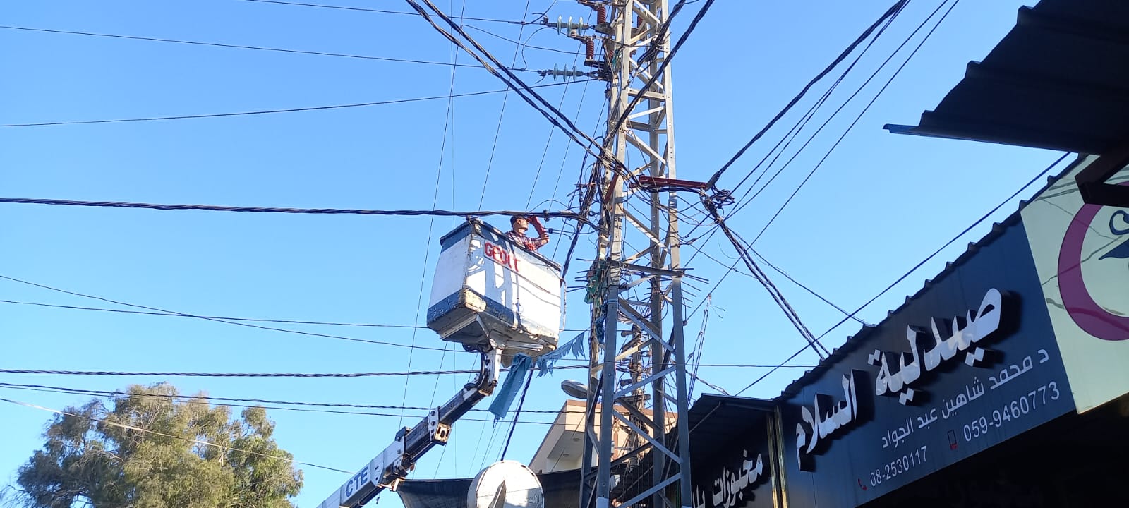 بالتعاون مع شركة الكهرباء... تواصل صيانة الإنارة بالمدينة