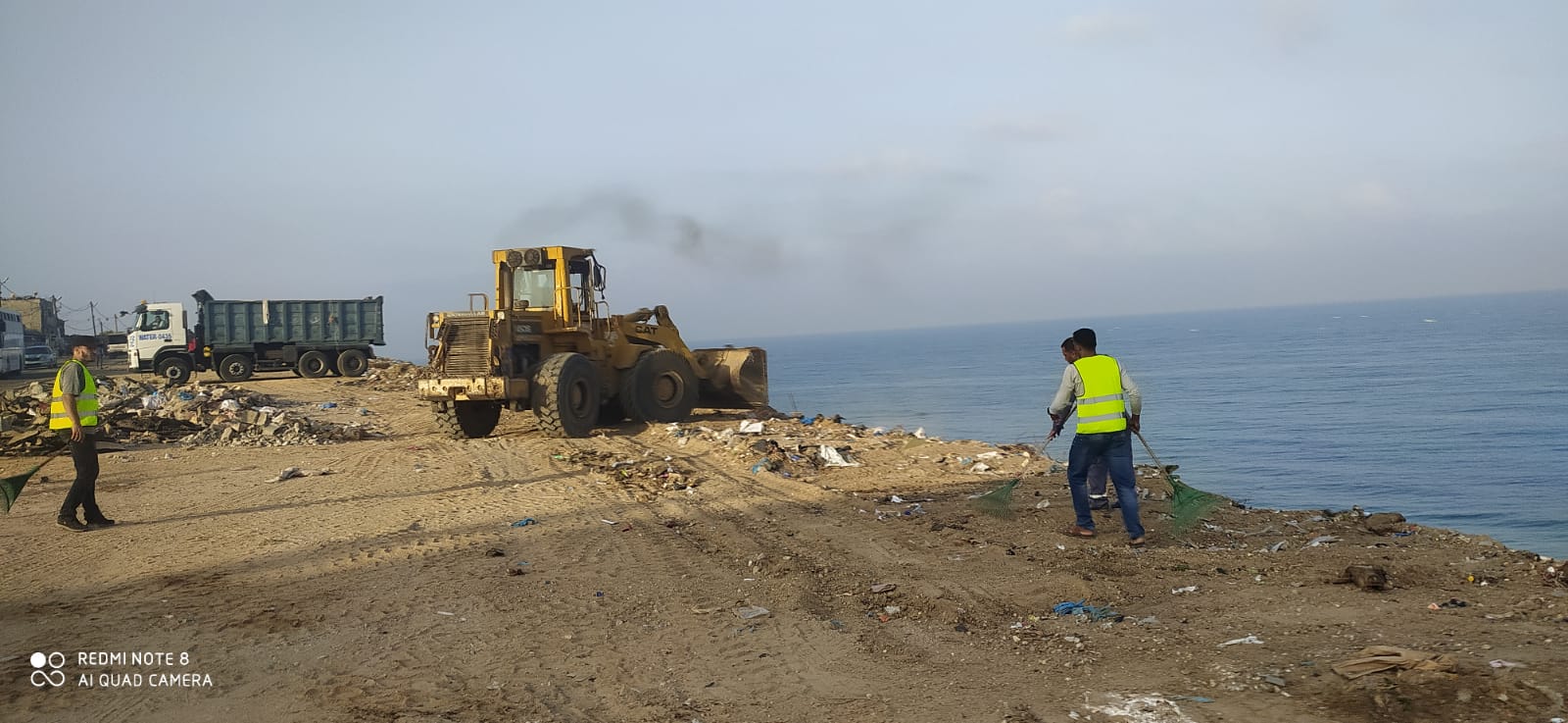 تنفيذ حملة نظافة لعدد من شوارع المدينة وترحيل للمكبات العشوائية بدير البلح