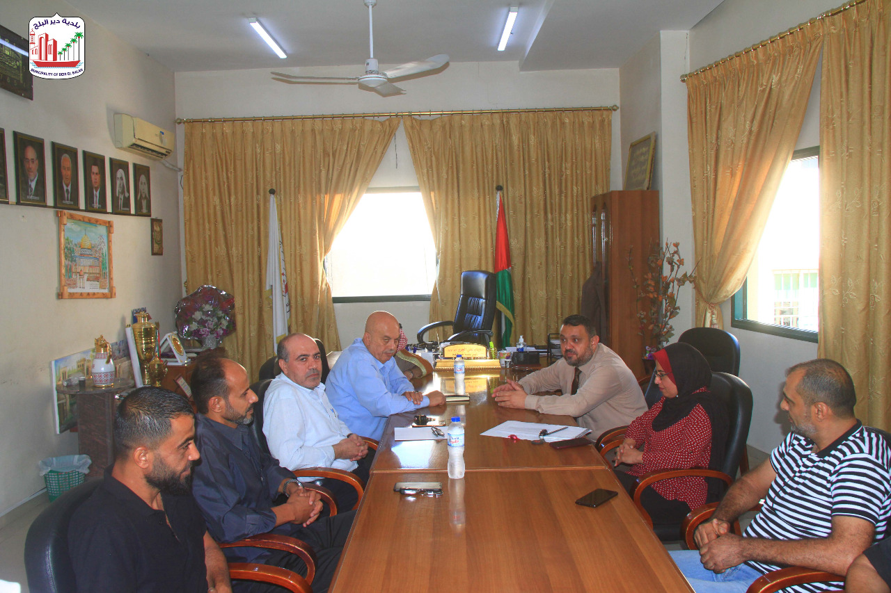 خلال اجتماع وكالة الغوث وتشغيل اللاجئين ولجنة تطوير المخيم  وعدد من المجتمع المحلي: التأكيد على دعم ومساندة المخيم لاستكمال مشروع تطويره