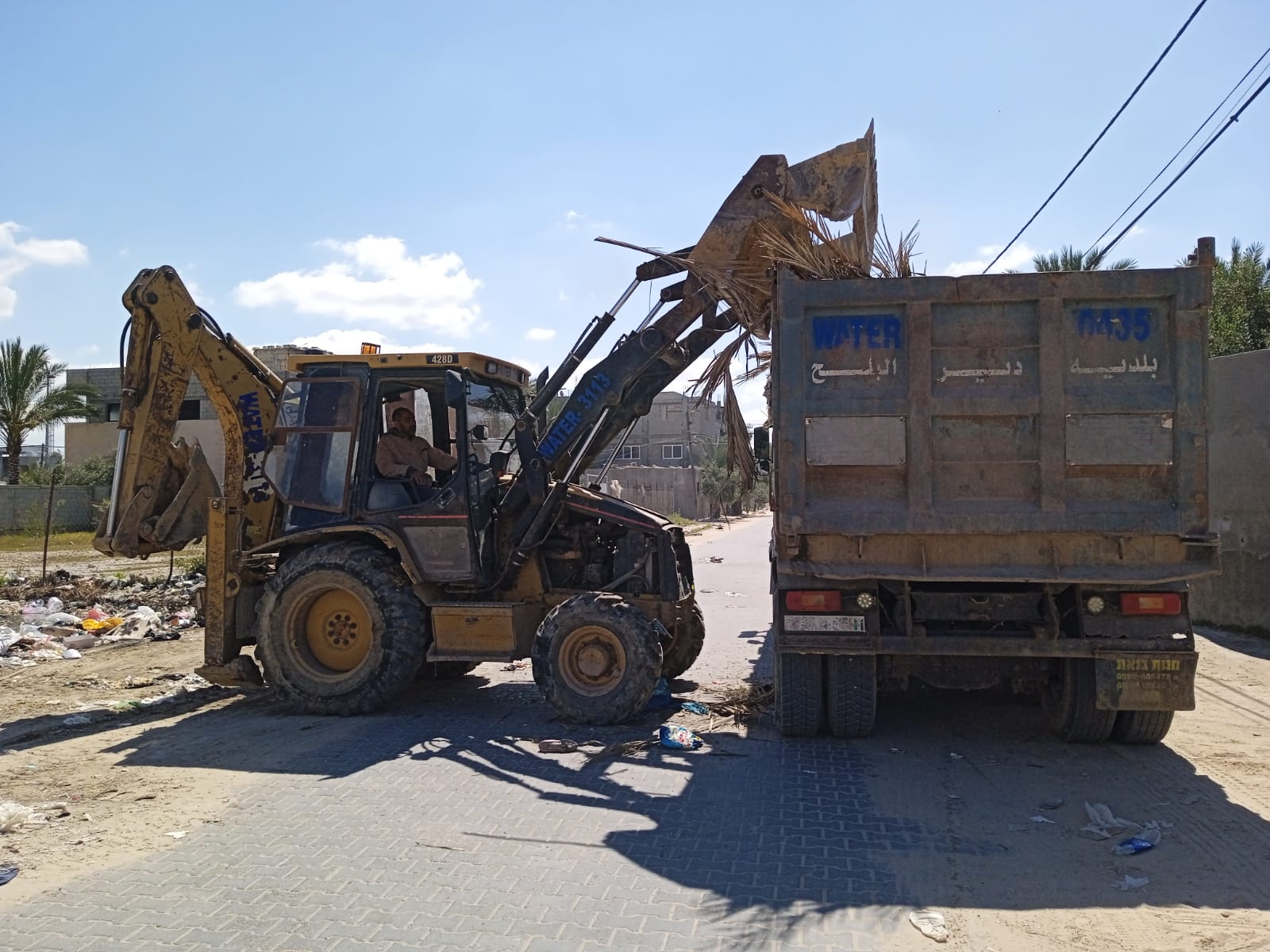 استمرار ترحيل النفايات من المكبات العشوائية حول الحاويات