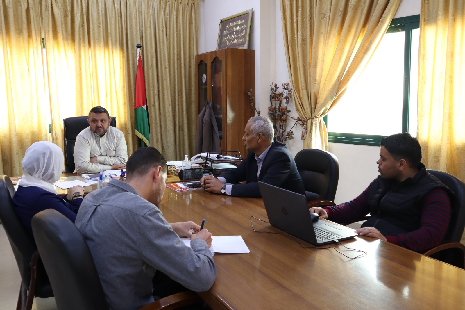 بلدية دير البلح تبحث مع  سلطة الأراضي مشروع التسوية والتعاون المشترك