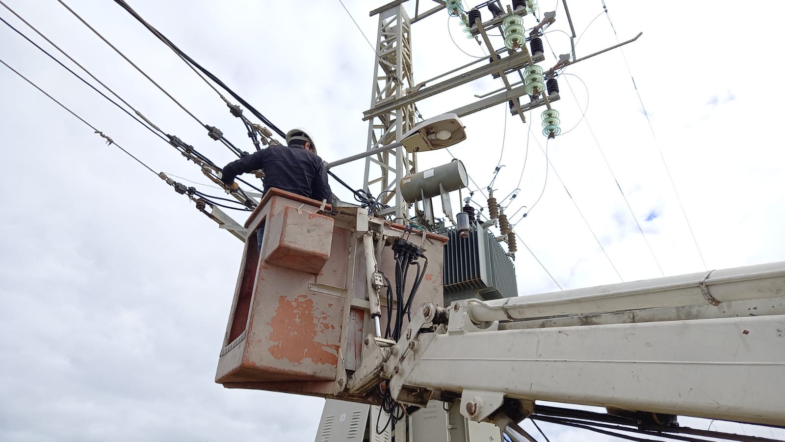 تواصل صيانة شبكة الإنارة بالمدينة