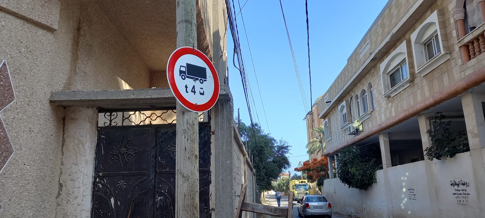 تركيب عدد من الإشارات المرورية بمنطقة يافا بدير البلح