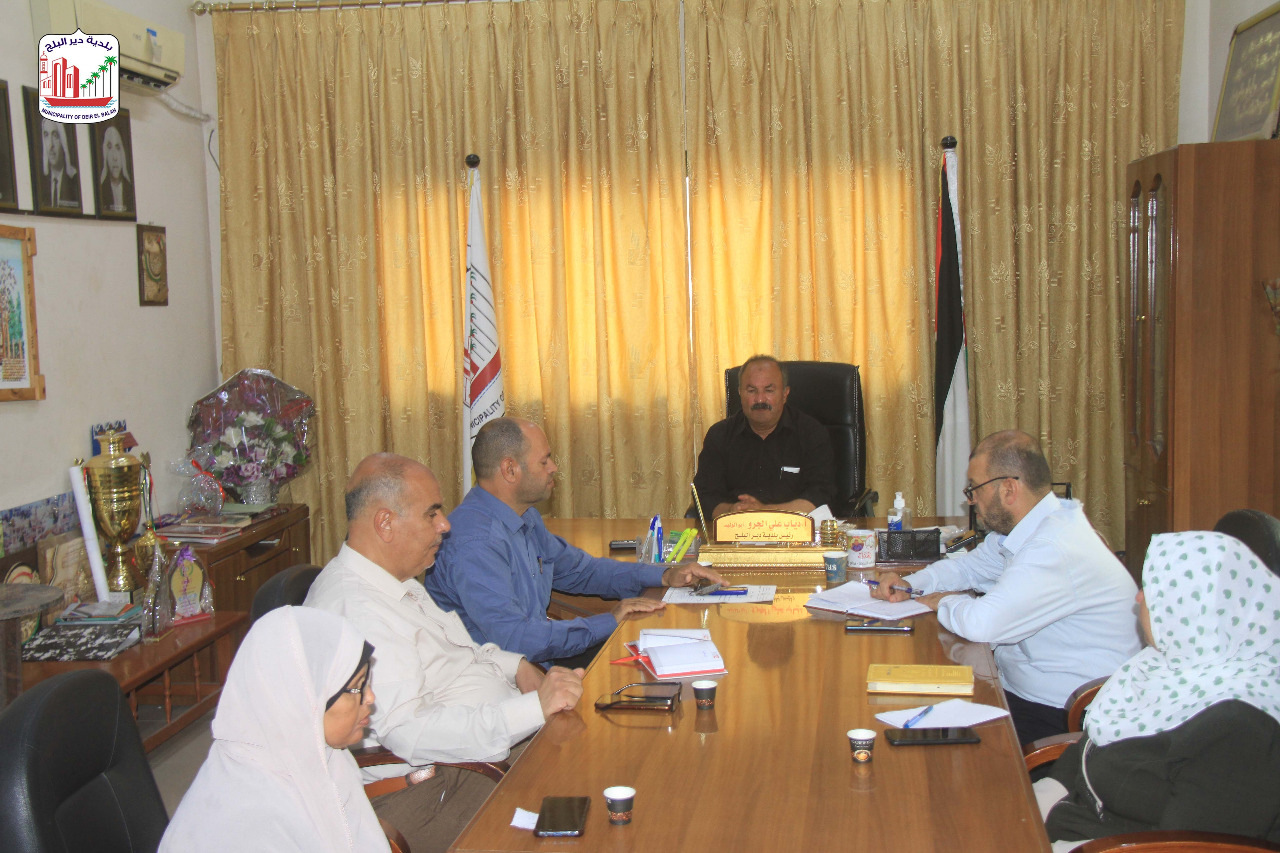 بلدية دير البلح تعقد اجتماعها الدوري لبحث سير العمل