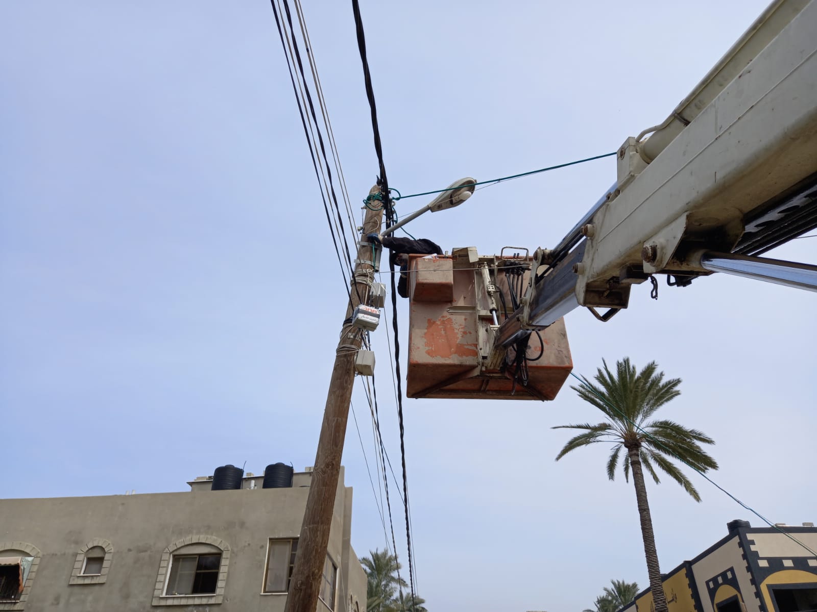 فريق الصيانة ببلدية دير البلح... جاري العمل لصيانة شبكة الإنارة لمناطق المدينة