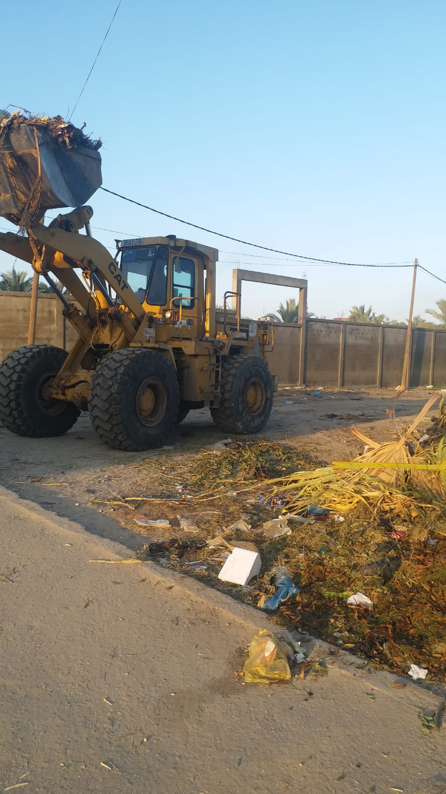 بلدية دير البلح تواصل جهودها للحد من المكبات العشوائية
