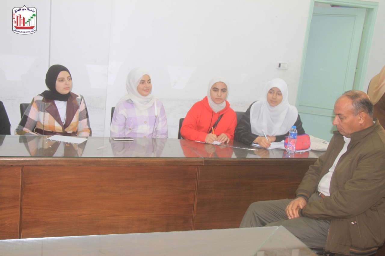 بلدية دير البلح تستقبل وفد من حراس البيئة بمدرسة دير البلح الإعداداية 