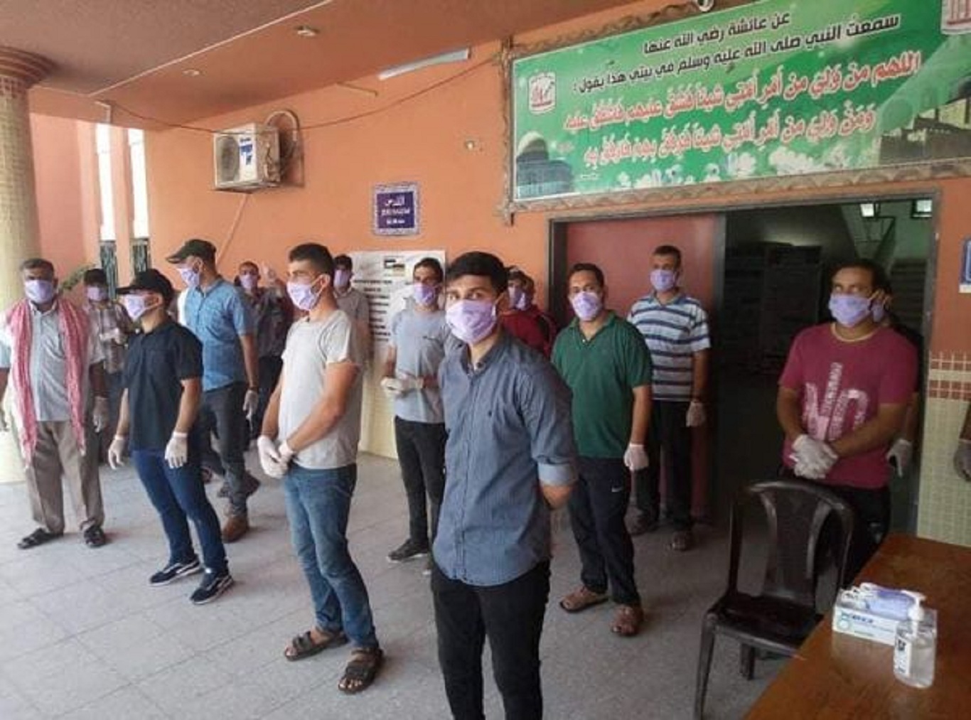 بلدية دير البلح توزع الكمامات على العاملين بمشروع صيانة شوارع متفرقة