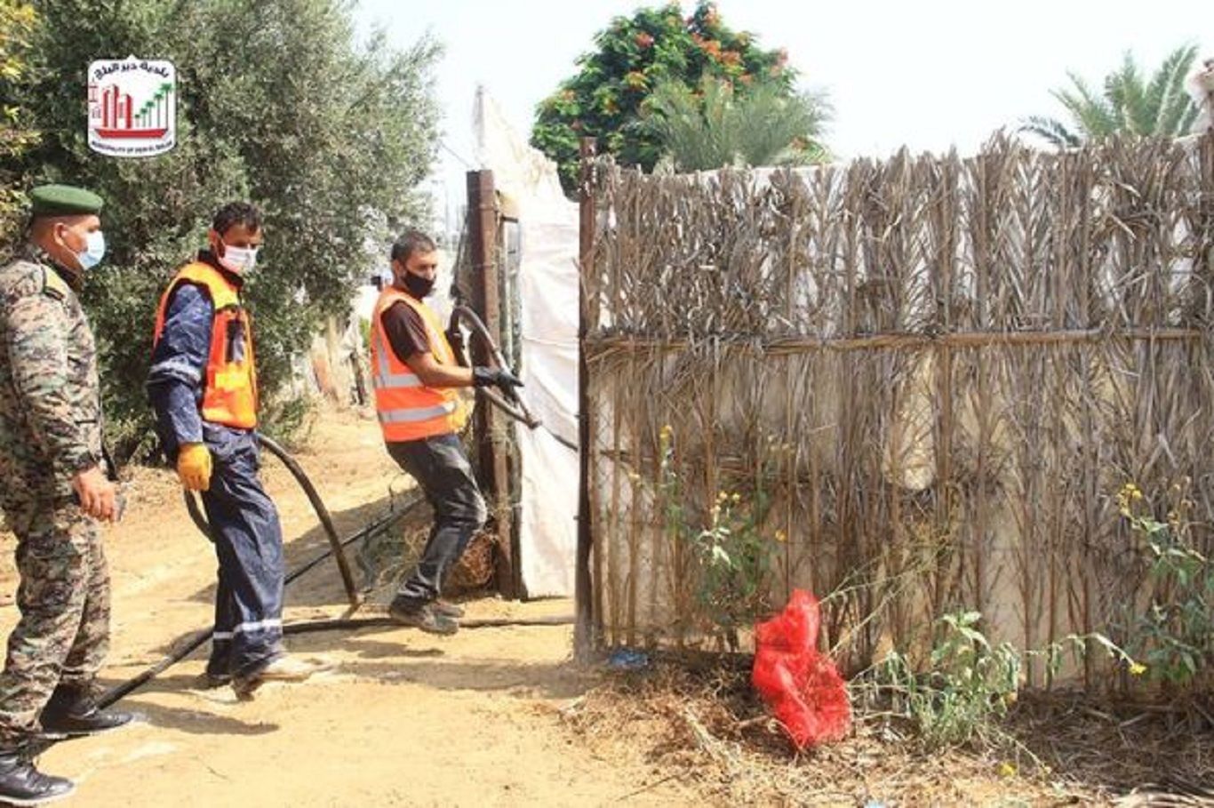 تعقيم منزل المصاب بكورونا بمنطقة أم ظهير