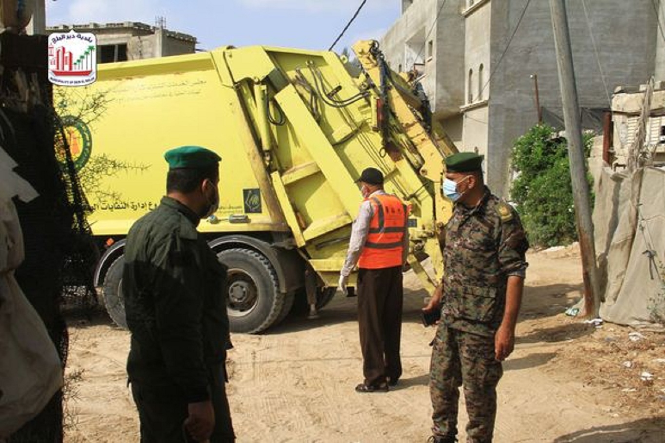جمع النفايات من منازل المحجورين وسط اجراءات السلامة