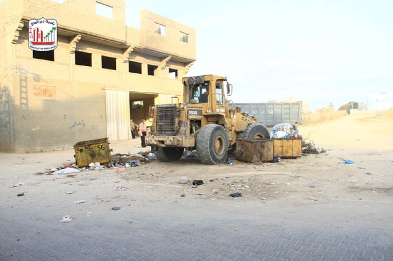 إزالة مكب عشوائي بجوار مستشفى شهداء الأقصى