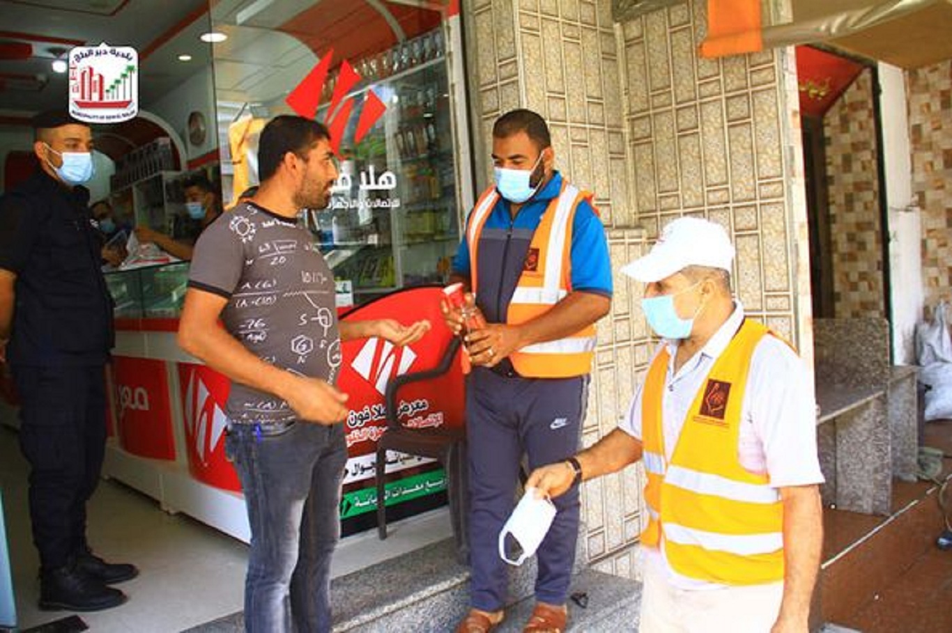 بلدية دير البلح تقوم بتوزيع الكمامات واستكمال إجراءات الوقاية للمواطنين