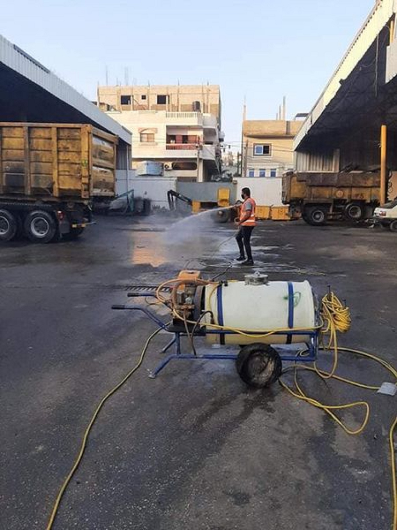 تعقيم كراج وآليات البلدية