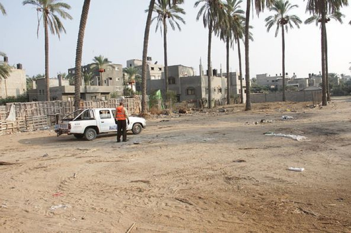 انتهت بلدية دير البلح من تنظيف مكب عشوائي بمنطقة عكيلة