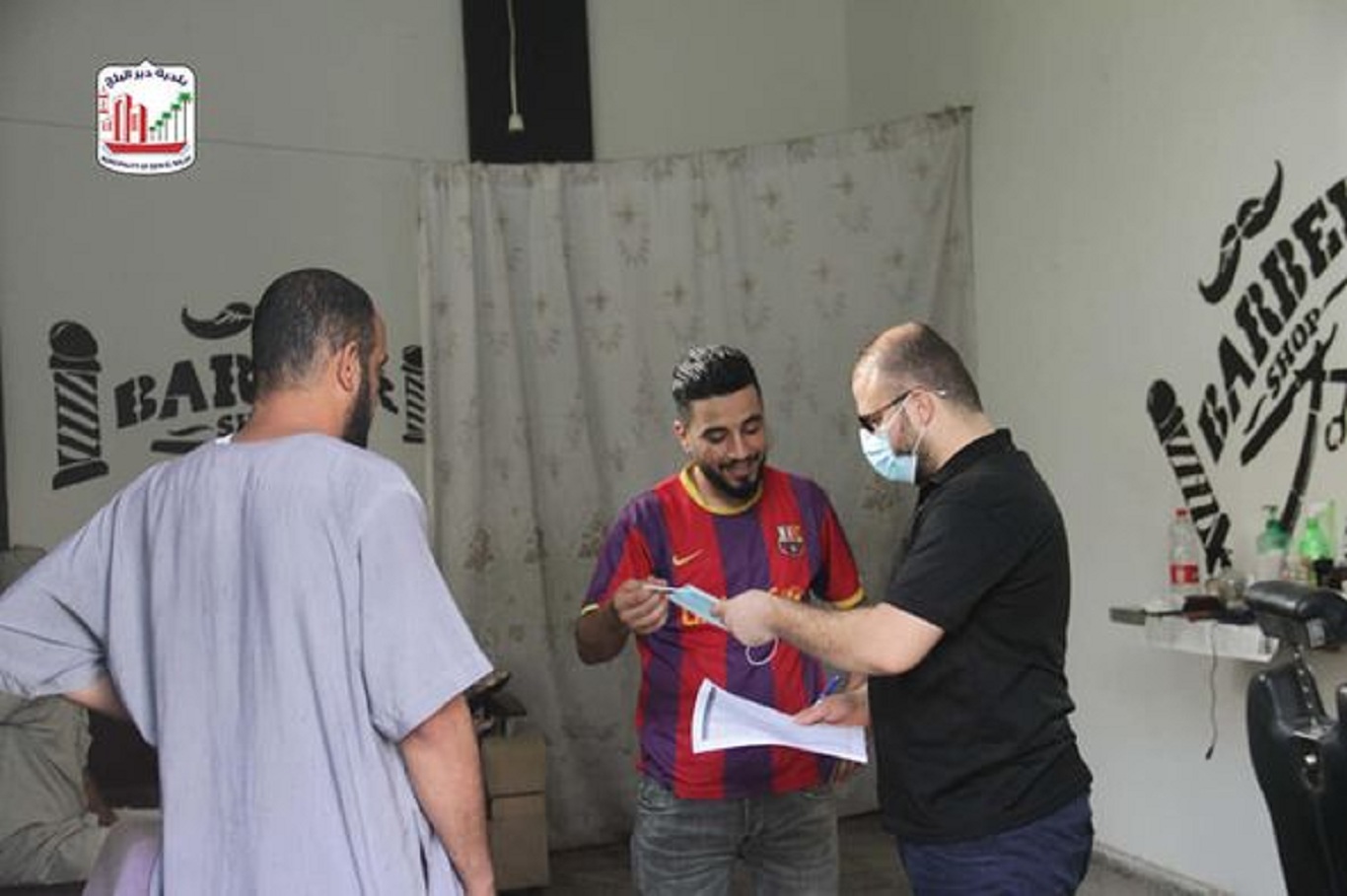 البدء بتعقيم محلات الحلاقة بدير البلح