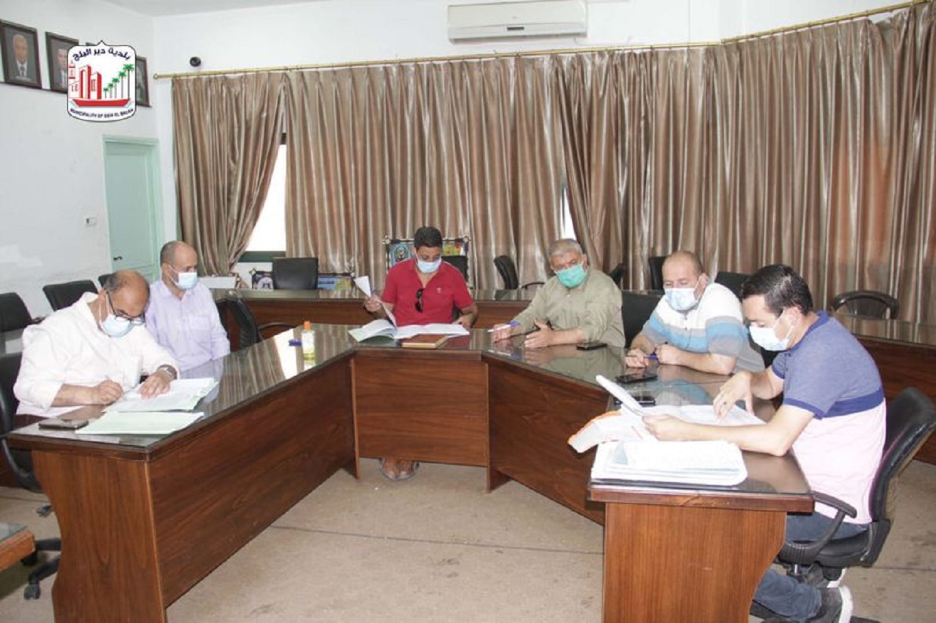 جانب من اجتماع اللجنة الفنية بدائرة التنظيم والتخطيط الحضري