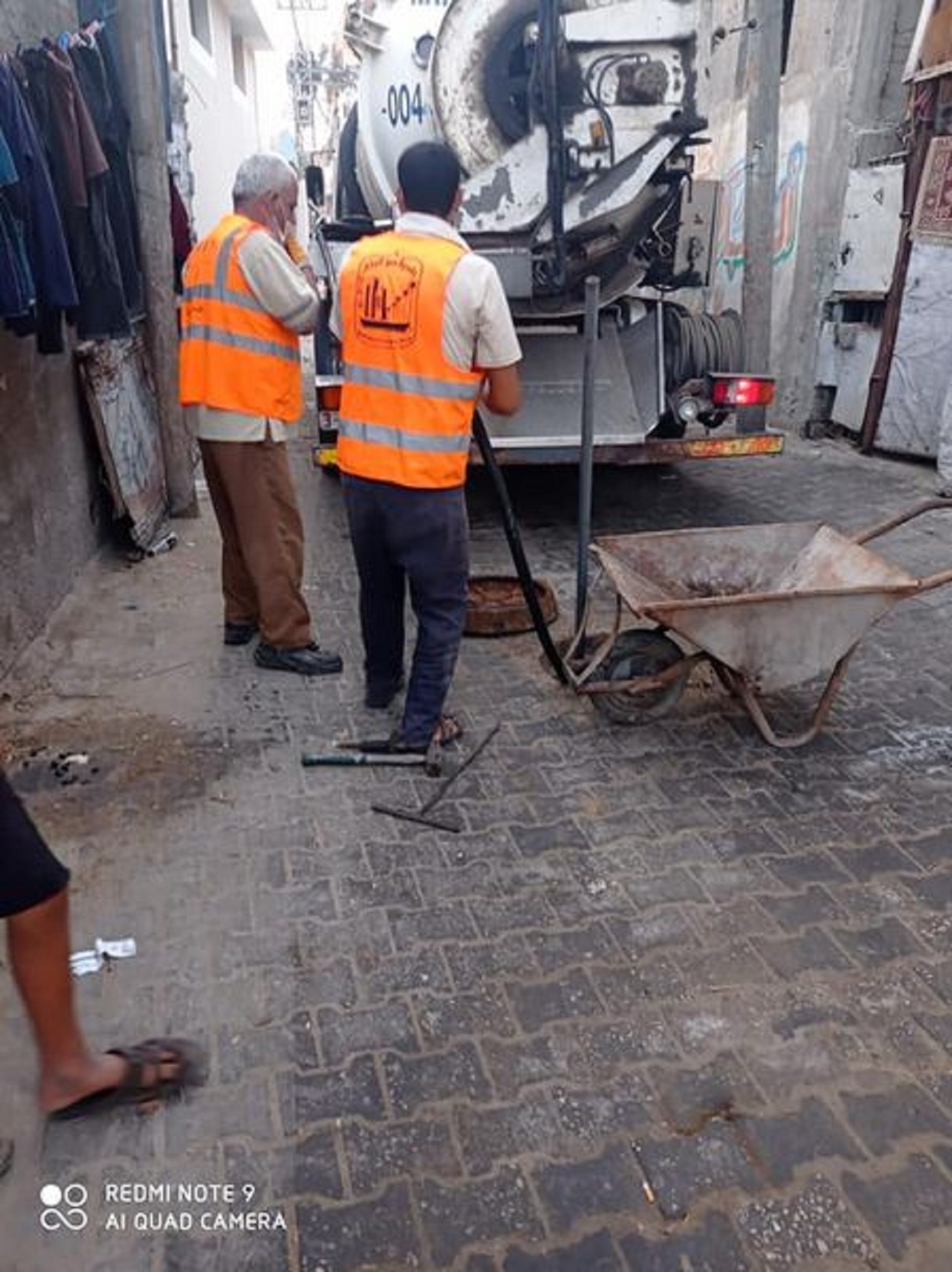 تسليك شبكات الصرف الصحي في مناطق متفرقة بالمدينة