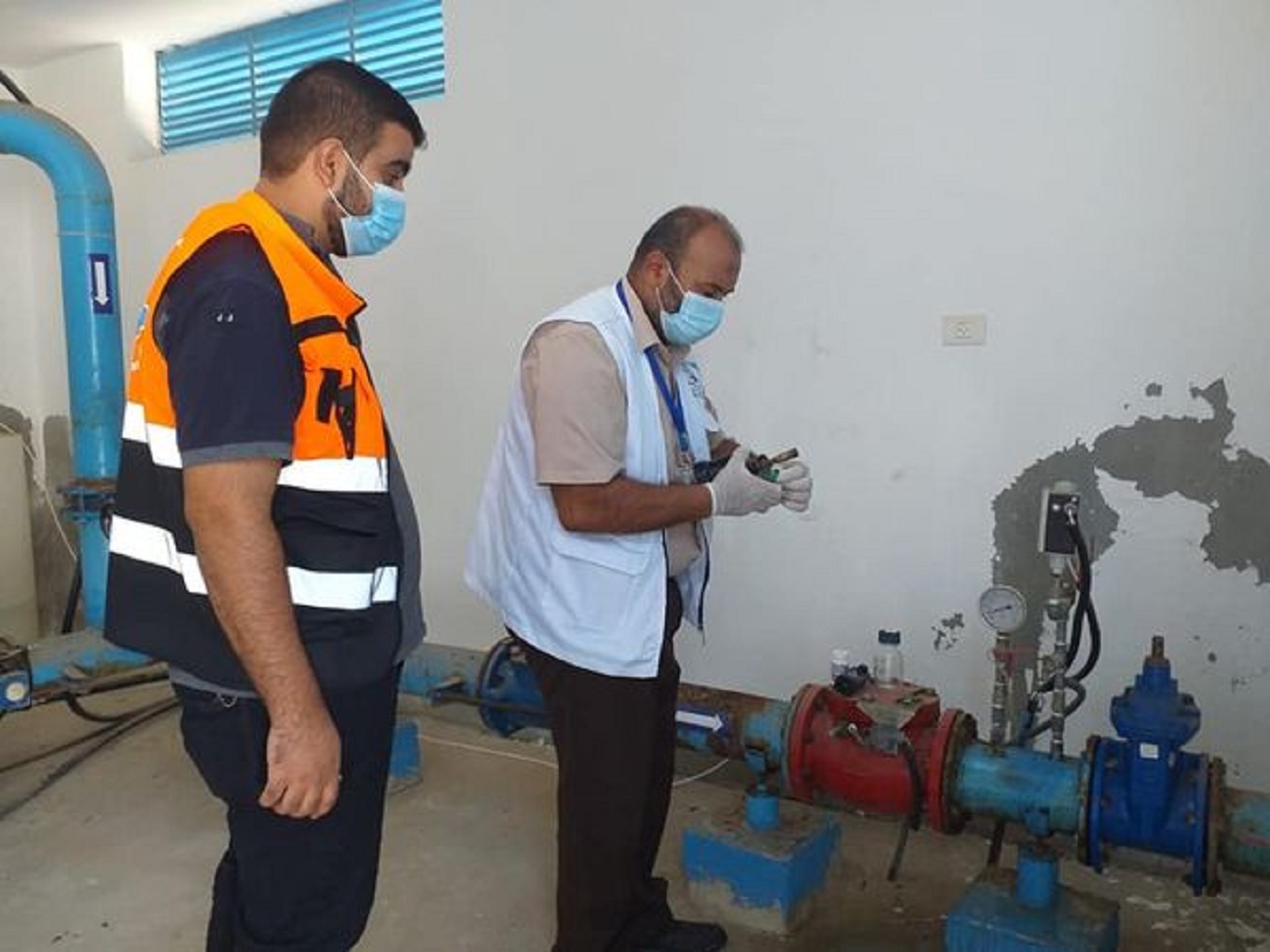 أخذ عينات من آبار وشبكة المياة لمتابعة تعقيم الشبكة وخلوها من التلوث