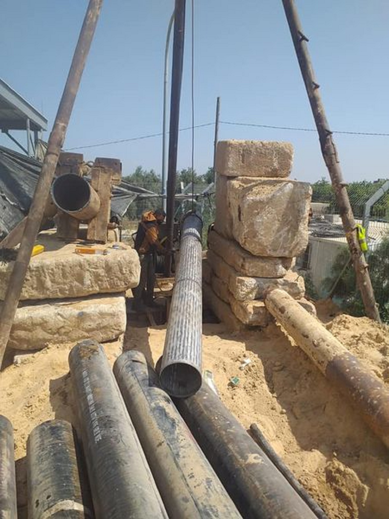 جانب من اعمال حفر بئر القسطل ضمن مشروع انشاء آبار مياه بديلة