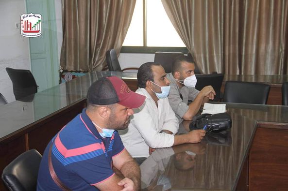 بلدية دير البلح تلتقي وفد من مركز الصداقة الفلسطيني وتبحث سبل التعاون