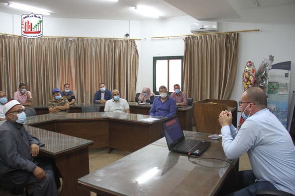 بلدية دير البلح تعقد لقاءً لدراسة الآثار البيئية والاجتماعية لمشروع تبليط شوارع فرعية بالمدينة