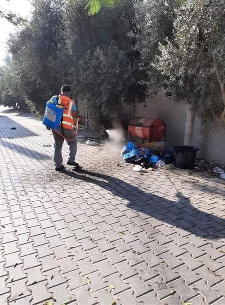 تواصل عمليات التعقيم بمدينة دير البلح