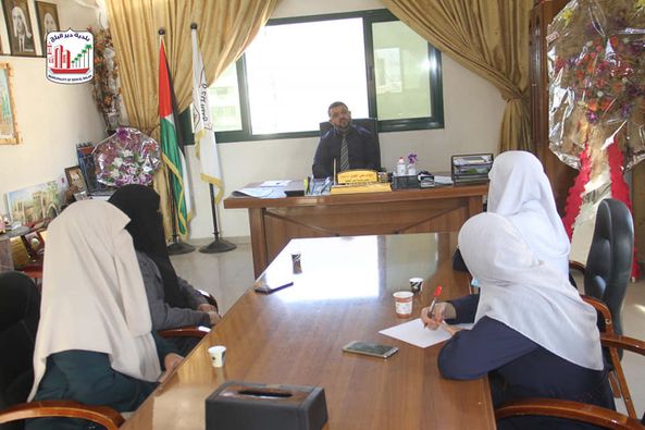 رئيس البلدية يلتقي وفد من جمعية بذور للإبداع والتنمية