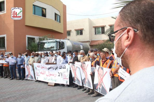 بلدية دير البلح تنظم وقفة منددة بالتصريحات والرسومات المسيئة لرسولنا الكريم