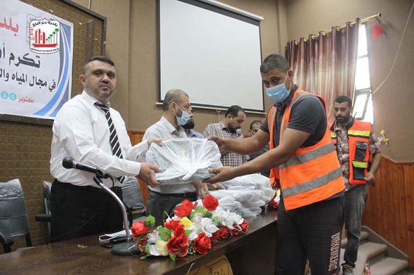 بلدية دير البلح تنظم لقاء تكريمي لصناع الجمال في قطاعات البلدية