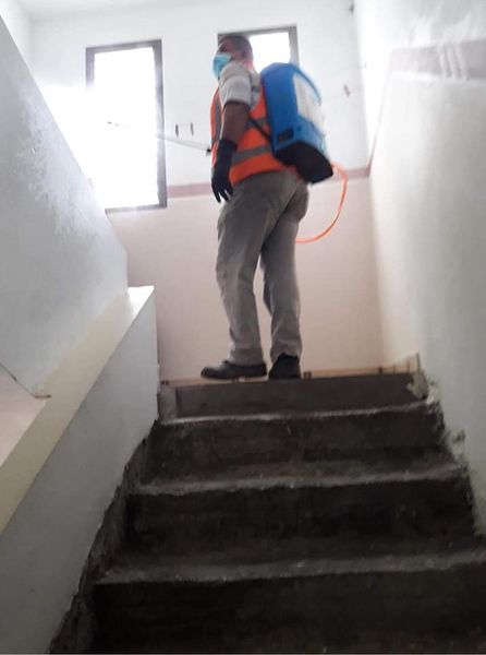 بلدية دير البلح تعقم منازل المواطنين التي أعلن عن إصابات فيها