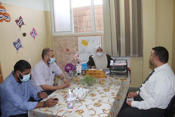 رئيس البلدية يستكمل زيارته لمدارس الثانوية بالمدينة