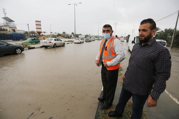 رئيس بلدية دير البلح يتابع ميدانيا المناطق المتأثرة بكمية الأمطار وآليات العمل