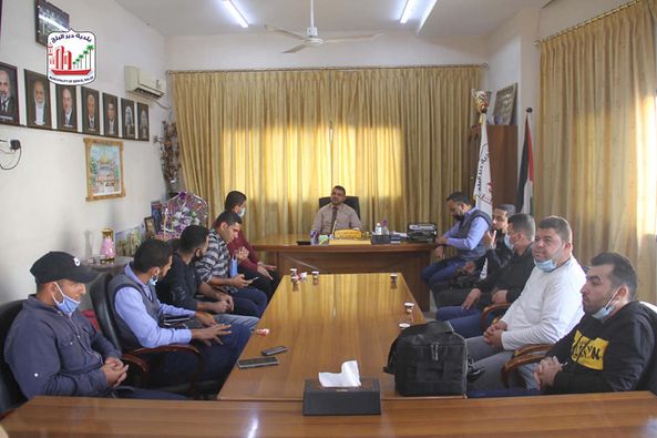 رئيس بلدية دير البلح يلتقي مجموعة من الإعلاميين ويؤكد على أهمية النهوض بالعمل الإعلامي